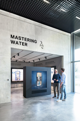 Wasser, Ursprung und DNA von Geberit, steht im Bereich „Mastering Water“ im Mittelpunkt. Damit beschreibt Geberit das Know-how, den Wasserfluss des Gebäudes gezielt zu lenken, zu kontrollieren und optimal zu nutzen.