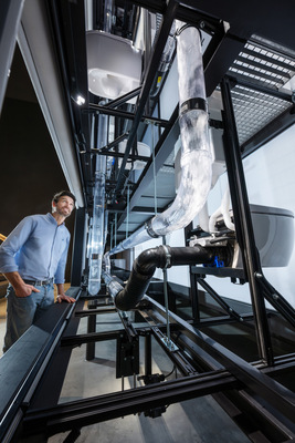 Im Abwasser-Kubus lässt sich   real in durchsichtigen Rohren direkt nachvollziehen,   wie fein Entwässerungssysteme auf richtige   oder falsche Planung oder Ausführung reagieren.