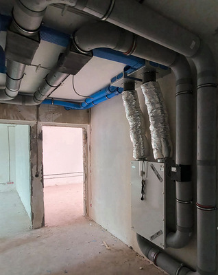In allen 72 Wohneinheiten wurde jeweils ein zentrales Lüftungsgerät x-well F150 installiert. Dank der kompakten Abmessungen konnte es problemlos an der Wand im Eingangsbereich montiert werden.