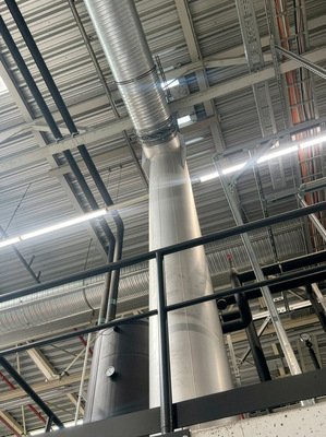 Ein Anschluss mit einem Durchmesser von 500 mm ist im 90°-Winkel an den Lüftungsturm angebunden.