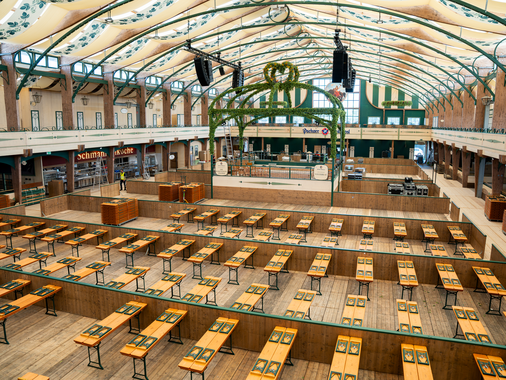 Das Pschorr-Bräurosl Festzelt wird für den Ansturm der Gäste vorbereitet.