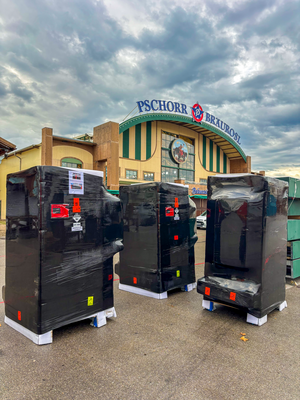 Vor dem Start der Wiesn wurden die drei Tesvolt Forton Batteriespeicher sicher verpackt angeliefert.