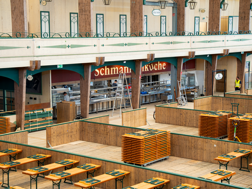Das Pschorr-Bräurosl Festzelt wird für den Ansturm der Gäste vorbereitet.