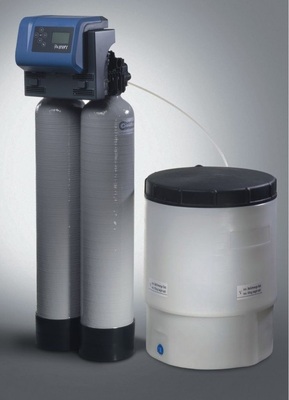 Trinkwasser-Enthärter wie der Rondomat Duo machen aus hartem, kalkhaltigem Wasser auf Basis einer DVGW-gerechten Technologie kalkarmes Weichwasser.