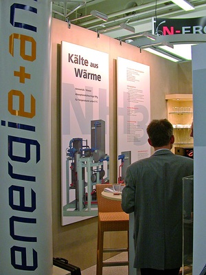 KWK-Angebote mit Kältefunktion waren auf der Enkon ­dezentral deutlich unterrepräsentiert. Die M+W Zander Energie+Anlagen zeigte einen NH3/Wasser-Absorber für Kühltemperaturen bis - 10 °C.