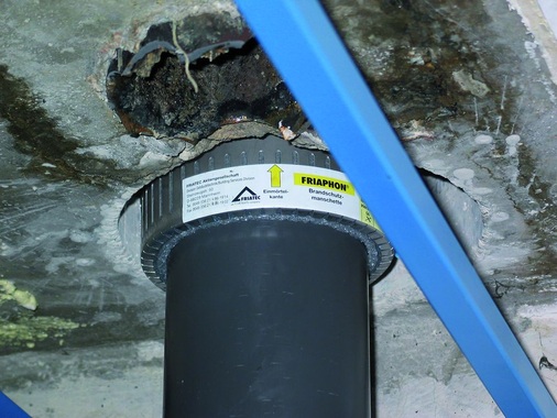 Wichtiges Detail: Abends müssen nicht nur die Objekte wieder funk­tionstüchtig angeschlossen sein, sondern auch der Brandschutz muss gewährleistet werden. Bei der ­Modernisierung sind ­Lösungen mit minimalem Kernbohrungsdurchmesser von Vorteil.