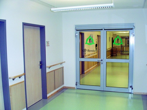 Bild 2 Auch die Stahl-Glas-Türen in den Fluren lassen sich - wie die Außentüren - einfach berührungslos über Wand­terminals ansteuern und öffnen sich über einen Drehtür­antrieb selbstständig. Sensorleisten gewährleisten, dass die Tür so lange offen bleibt, bis sie wieder frei ist.