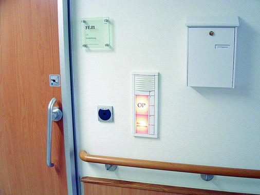 Bild 3 Beispiel für eine klinikspezifische Sonderlösung: Ärzte im akuten Einsatz können mit ihrem elektronischen Schlüssel die Aufzugssteuerung auf Vorrang schalten. - © Häfele
