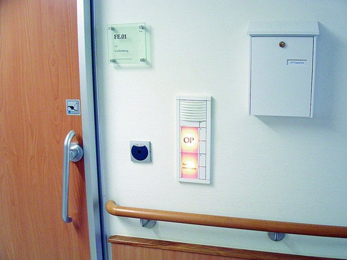 Bild 3 Beispiel für eine klinikspezifische Sonderlösung: Ärzte im akuten Einsatz können mit ihrem elektronischen Schlüssel die Aufzugssteuerung auf Vorrang schalten.