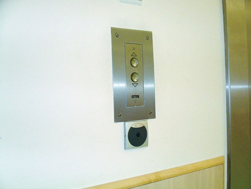 Bild 4 Der Zutritt zum OP-Bereich erfolgt über eine Schleuse. Zusätzlich zum Wand­terminal wurde eine Gegensprechanlage mit Klingel installiert.