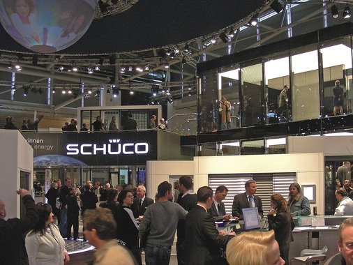 Der Fenster- und Fassadenbauer Schüco zeigte auf der BAU Fassaden-integrierte Solarlösungen; das Gebäude wird so zum Kraftwerk.