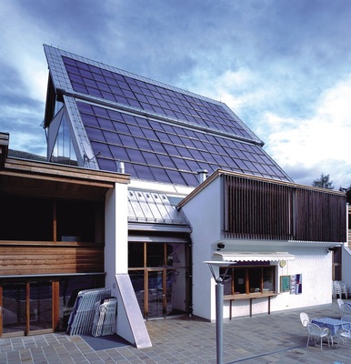 Blau schillernde PV-Fassaden sind künftig weniger gefragt. Das Solarenergie­gewinnhaus der Zukunft ist möglichst transparent und unauffällig. - © BSW/Solvis
