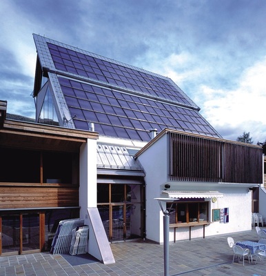 Blau schillernde PV-Fassaden sind künftig weniger gefragt. Das Solarenergie­gewinnhaus der Zukunft ist möglichst transparent und unauffällig.