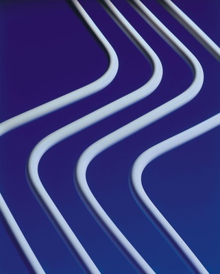 Einer der Vorteile von MT-Rohren ist ihre gute Formbarkeit. In Innen- und Außenecken sowie bei Versprüngen kann so oftmals auf Winkel und Formteile verzichtet werden.