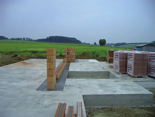 Bild 1 Fertige Bodenplatte mit Ziegelinnenwänden und Vertiefung für den Pufferspeicher.