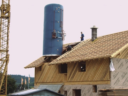 Bild 3 Montage des 15-m 3 -Pufferspeichers.