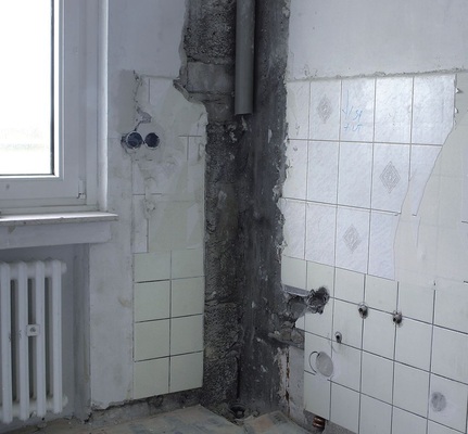 Baustandard der 60er Jahre: Die kaum schallgedämmten Ver- und Entsorgungsleitungen in der Wand zwischen Küche und Bad werden im Rahmen der Modernisierung komplett entfernt. - © Viega
