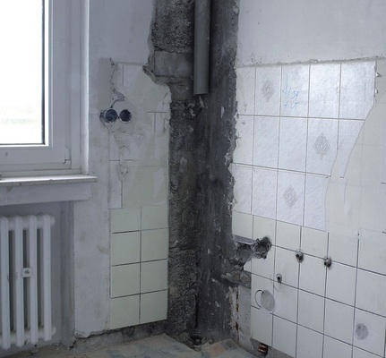 Baustandard der 60er Jahre: Die kaum schallgedämmten Ver- und Entsorgungsleitungen in der Wand zwischen Küche und Bad werden im Rahmen der Modernisierung komplett entfernt.