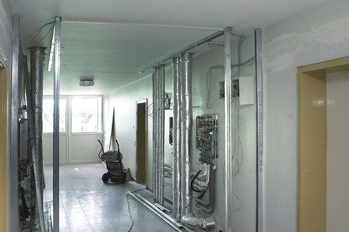 Viel Platz auf den Fluren als Chance: In den neu gezogenen Schächten finden neben den Steigeleitungen auch die Hauswasserstationen Platz.