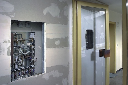 In jeder Hinsicht vorteilhaft: Durch den integrierten Wärmeübertrager für Trinkwarmwasser fallen die Anbindeleitungen in die Wohnungen trinkwasserhygienisch optimal sehr kurz aus. Einfacher ist auch die Wasser- und Wärmemengenzählerablesung.