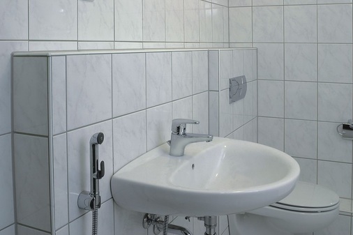 Schmuck und kompakt: Blick in eines der mit dem Vorwandsystem Steptec von Viega auf den modernsten Stand gebrachten Badezimmer im Hochhaus Stormstraße.