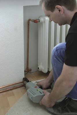 Im Systemverbund ­geblieben: Auch die neuen Heizungsanbindeleitungen wurden mit dem Rohr­system Profipress von Viega kalt verpresst, weil das vor allem in ­bewohnten Wohnungen deutlich schneller, sauberer und sicherer ist als Löten , so EbelObermonteur Dirk Rother.