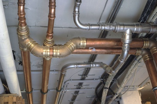 Eine Frage der exakten Auslegung: Die neu konzipierten Rohrleitungsnetze aus den Systemen Profipress für Heizung und ­Sanpress Inox für Trinkwasser konnten trotz Berücksichtigung des Gleichzeitigkeitsaspekts durchweg zwei bis drei Nennweiten kleiner ausfallen als die alten Netze.