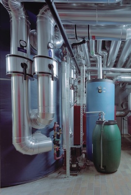 Links der 4500-l-Solarspeicher mit Solarpumpe, hinten der 600-l-Trinkwasserspeicher.