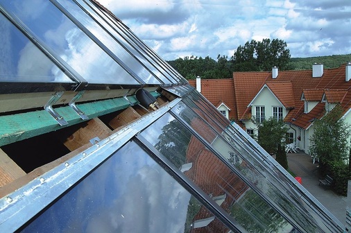 Die Kollektoren in Holzrahmenbauweise wurden in 5,0 und 7,5 m 2 großen Modulen vormontiert und direkt in die Dachhaut integriert.