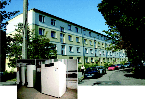 Bild 1 Die Forderungen des DVGW-Arbeitsblatts W 551 für große Trinkwasser­anlagen haben erhebliche Auswirkungen auf die Wärmeerzeugung. Wird dies nicht für alle Lastfälle berücksichtigt, führt das schnell zu Betriebsproblemen und erhöhtem Brennstoffverbrauch. Ein neu entwickeltes Speicherladerladesystem schafft Abhilfe. Typisches Mehrfamilienhaus mit Gas-Brennwertheizkessel und Trinkwassererwärmung.