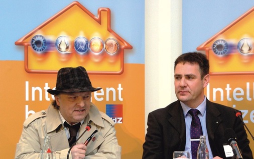 VdZ-Energiekommissar Axel Prahl, alias „Tatort“-Ermittler Frank Thiel, und VdZ-Präsident Benedikt Mahr bei der Präsentation der Kampagne „Intelligent heizen“.
