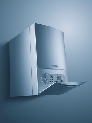 Vaillant: Gas-Brennwertheizkessel „ecoTEC plus VCI“ mit dahinter montiertem 20 -l-Warmwasser-Schichtlade­speicher.