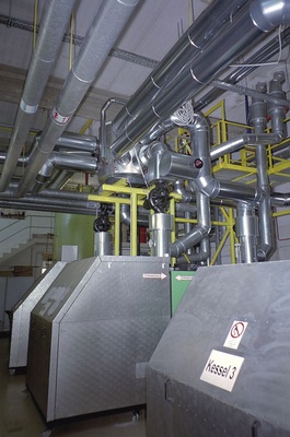 Die drei Öl-Heizkessel und die neue zusätzliche Holzhackschnitzel-Heizung der Nahwärmeversorgung für über 400 Wohneinheiten in Altdorf bei Nürnberg speisen vorlauf­seitig in das Zortström Sammel- und Verteilsystem ein.