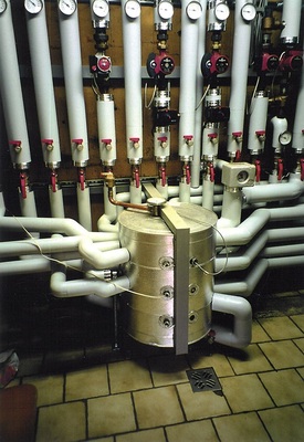 Bodenstehender Zortstroem-Multi mit angeschlossenen Rohrleitungen.