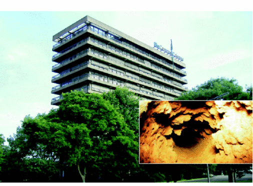 Aus den Rohrleitungen eines elfstöckigen Hochhauses in Köln kam nur noch rostbraunes Wasser. Kleines Bild: Rohr aus dem Objekt vor der Sanierung mit deutlichen Korrosionserscheinungen.