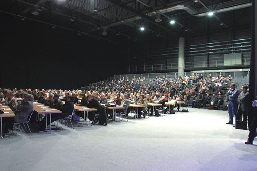 Rund 2100 Fachbesucher informierten sich am 1. und 2. März 2007 auf der Geotherm in Offenburg über die neuesten Entwicklungen in der oberflächennahen Geothermie wie auch in der Tiefengeothermie. Rund 50 Aussteller aus Deutschland, der Schweiz und ­Italien präsentierten Bohrgeräte, Wärmepumpen ­sowie Dienstleistungen rund um die Geothermie.