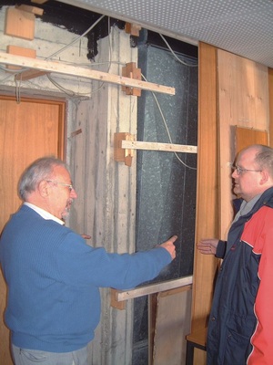 Heinz Hensen vom DWD (links) und Fachplaner Michael Lembke achten bei der Sanierung selbst auf kleinste Details, um ein dauerhaft tragfähiges Ergebnis sicherzustellen.