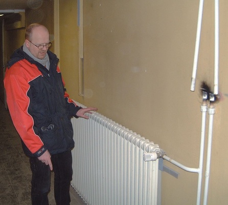 Da hilft nur noch die Flex: Die kompletten Heizkörper müssen einschließlich der gesamten Verrohrung ausgetauscht werden — und für die Radiatoren in den Fluren wird es garantiert keinen Ersatz geben.