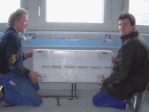 Obermonteur Hans-Joachim Baudis (rechts) und seine Mitarbeiter schätzen die einfache Mittenanschluss-Montage des Therm X2, mit der eine schnelle und passgenaue Platzierung möglich ist. - © Kermi
