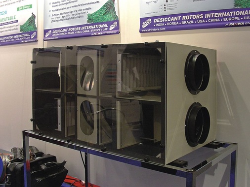 Die Wohnungslüftung boomt auch in den Golfstaaten und in Indien. Dieses Gerät mit Sorptionsrad wurde in Frankfurt als „Made in India“ von der Fa. Desiccant Rotors International präsentiert.