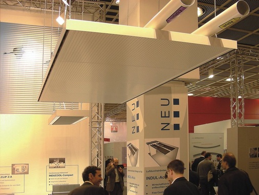 Kiefer zeigte erstmals eine luftbeaufschlagte Kühldecke mit PCM-Speicher.