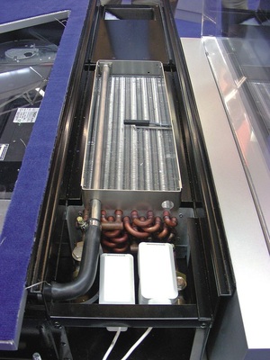 Befeuchtung gibt es jetzt auch für dezentrale, fassadenorientierte Klimageräte. Trox setzt dazu kleine Dampf­befeuchter ein, die keinerlei Kondensat erzeugen.