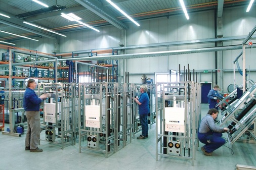 Industrielle Vorfertigung bei Geberit Lichtenstein. Komplette Sanitärwände werden von hier stundengenau auf die Baustelle geliefert.