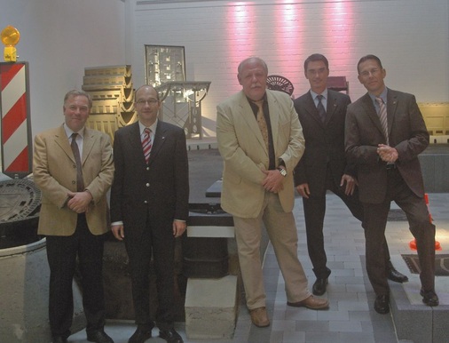 Freuen sich auf viele Gäste in der neue ACO Academy (v.l.): Hans-Julius Ahlmann, geschäftsführender Gesellschafter der ACO Gruppe, Peter Fröhlich, Sprecher der Geschäftsführung der ACO Gruppe, sowie die ­Geschäftsführer von ACO Deutschland Rainer Mohr (ACO Tiefbau), Michael Wiessner (ACO Hochbau) und Ralf Sand (ACO Haustechnik).