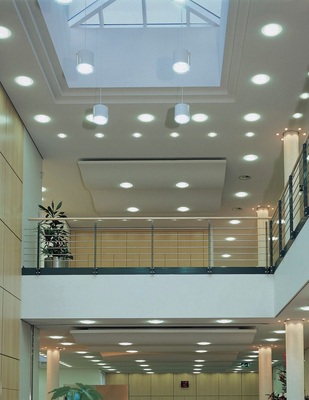 Die flexiblen Klimadeckensysteme von Emco Klima erlauben auch außergewöhnliche Geometrien wie die gekrümmten ­Flächen und die Integration der Lüftungs- und Lichttechnik.