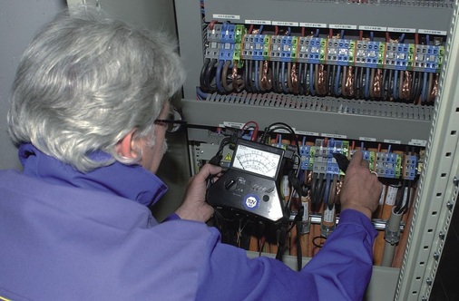 Insbesondere bei der ­Nutzung elektrischer ­Energie lassen sich durch Leistungsanpassungen und Berücksichtigung von Tarifen hohe Einspar­potenziale erschließen. Eine genaue Bestands­aufnahme und Messungen sind dafür die Basis.