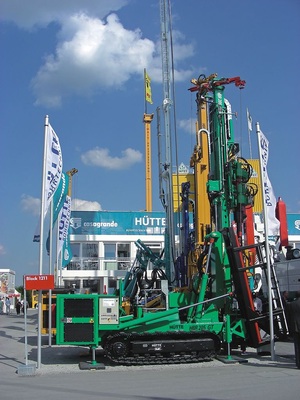 Hütte Bohrtechnik setzt bei seinen Geothermie-Bohrgeräten ganz auf einen möglichst rationellen Bohrbetrieb. Bohrtiefen von über 200 m sollen damit möglich sein.