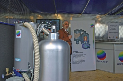 Das Interesse an der Strom erzeugenden Heizung nimmt weiter zu. Ob die Heizung wirklich „ihr Geld verdient“, muss sie erst noch beweisen. Im Bild das mit Pellets angetriebene Stirling-Aggregat von ­Sunmachine.