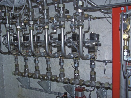 Vorgesteuerte Alarmventilstationen. Das Rohrnetz ist zunächst nur mit Luft ­gefüllt.