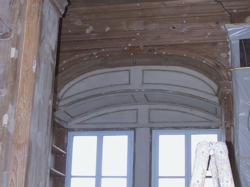 Kaum zu sehen: HI-FOG-Sprinkler im Fenstersturz.